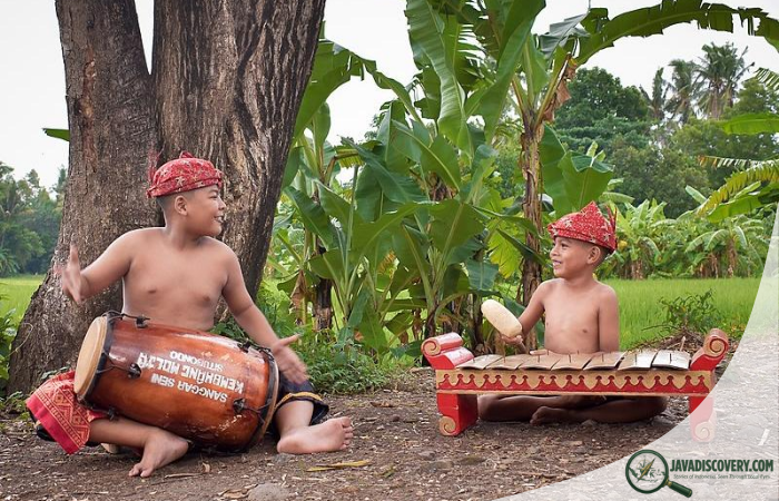 Young Java Holding Tradition Alive in the Age of Social Media