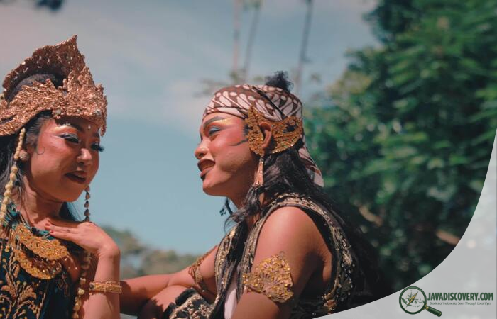 Subtle Hierarchies in Everyday Javanese Interaction