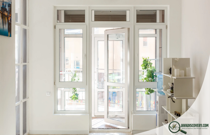 The Role of Doors and Windows in Social Interaction in Java